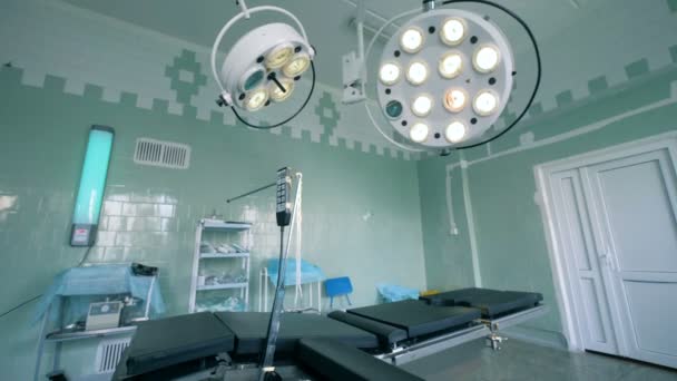 Centro médico con mucho equipo en una habitación de hospital. Sala de cirugía llena de suministros médicos . — Vídeo de stock