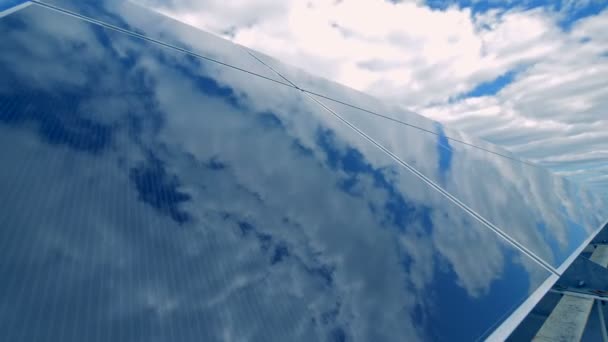 Panneaux solaires à l'extérieur, fermer. Concept d'énergie verte alternative .
