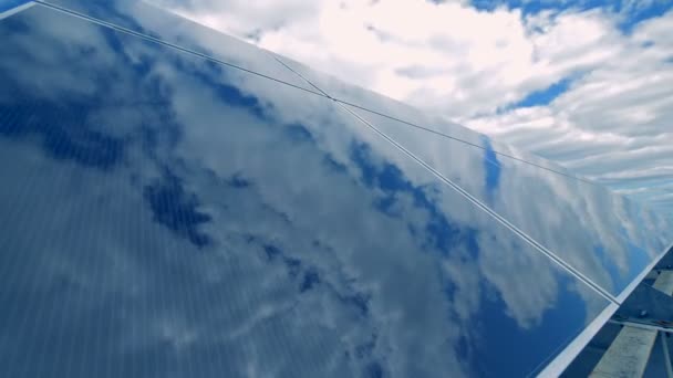 Sonnenkollektoren im Freien, aus nächster Nähe. Alternatives Ökoenergie-Konzept. — Stockvideo