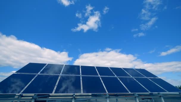 Auf dem Dach arbeiten mehrere Sonnenkollektoren aus nächster Nähe. Umweltfreundliches Energiekonzept. — Stockvideo