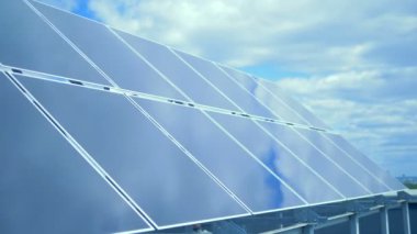 Gökyüzü arka panellerinde çalışma kapatın. Alternatif yeşil enerji kavramı.