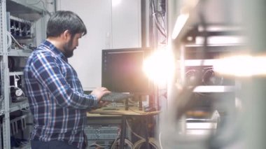 Bir programcı bir araştırma odasında çalışıyor.