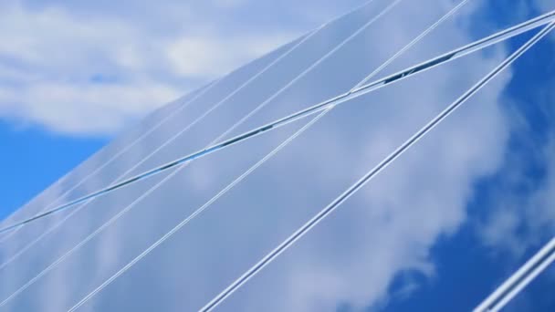Pannelli solari con superfici riflettenti, primo piano . — Video Stock