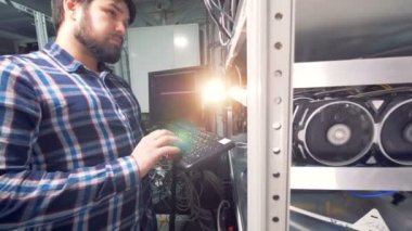 Bir programcı madencilik ekipmanları ile çalışır.