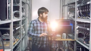 Bilgisayar mühendisi bir cryptocurrency araştırma çiftliğinde çalışır.