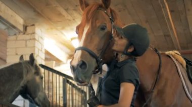 Onun atı kadın müzakerelere yakın çekim. Bir at istikrarlı bir rekabet önce bir atlet konuştuğu.