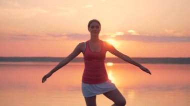 Sunrise manzara oldukça sportif bir kadınla egzersizleri yapıyor