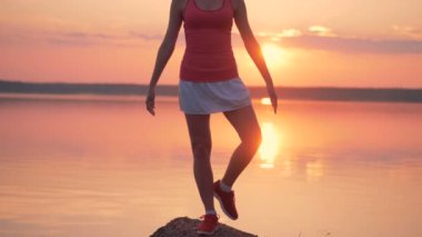 İnce genç kadın onun açık havada eğitim sırasında bir fiziksel egzersiz yapıyor