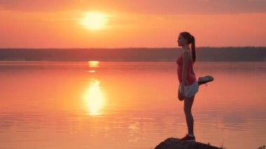 Sunrise Gölü işleminin çalışma ortasında zarif bir hanım ile. 4k