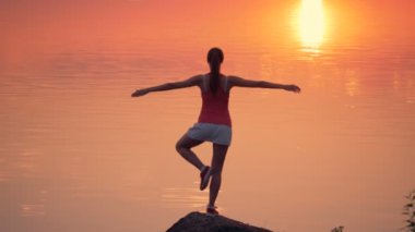 Denize yakın duran ve bir egzersiz yaparak ince Bayan