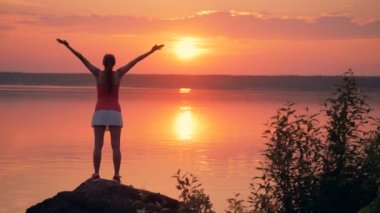 Açık havada ince bir bayan tarafından yapılan egzersiz germe