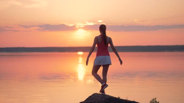 Молодая женщина в процессе физической практики на берегу озера . — стоковое видео