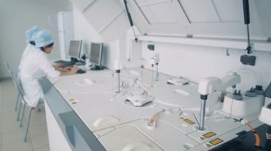 İçinde biyokimyasal analiz cihazı olan işlevsel tıbbi laboratuvar.