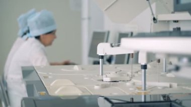 Biyokimyasal analiz makine örnekleri test ediyor