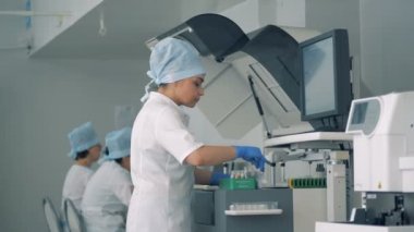 Test tüpleri biyokimyasal çözümleyicisine laboratuvar alt tarafından konumlandırılır