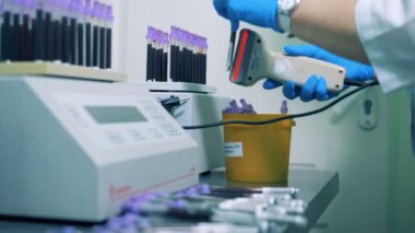 Tıbbi uzman bar kodları test tüplerinin tarama 