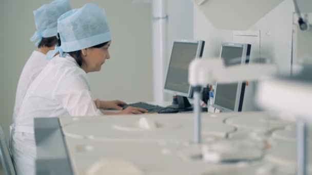 Sala de laboratorio del hospital con equipo de análisis y personal médico en ella — Vídeos de Stock