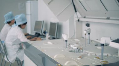 Tıbbi laboratuvarda klinik kimya analizörü çalışıyor