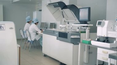 Ekipman ve birkaç işçi analiz ile klinik laboratuvar