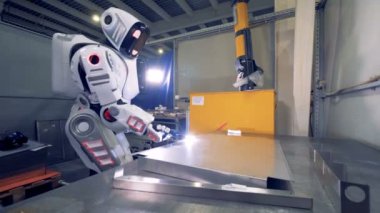 Robot bir sac kaynak, yakın çekim.