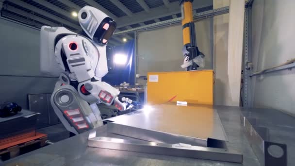 Robot suelda una lámina de metal, de cerca . — Vídeo de stock