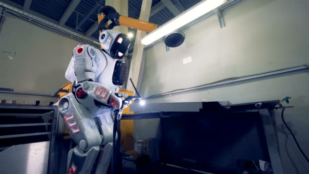 一个机器人与特殊设备一起工作, 关闭. — 图库视频影像