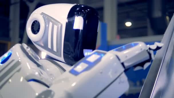 Cyborg types sur un moniteur d'une machine, gros plan . — Video