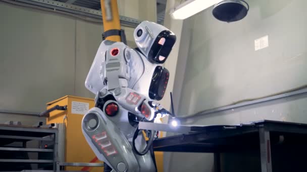 Speciale robot werken bij een faciliteit, close-up. — Stockvideo