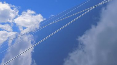 Bir güneş paneli gökyüzü arka planı yansıtıcı yüzey