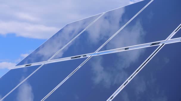 Solarmodul im Freien, auf dem sich der Himmel spiegelt — Stockvideo