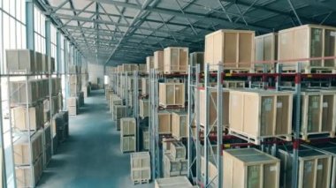 Raflar dolu bir depo içinde Box.