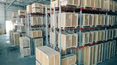 Bir depo rafları satırlarının yakın çekim.