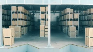 Büyük bir depo paketlerinde satırları.