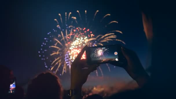 Una donna cattura fuochi d'artificio in video, da vicino . — Video Stock