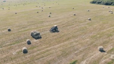 Bir traktör bir alan, üstten görünüm çalışır.