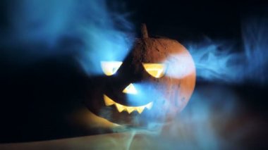 Duman bulutları bir Cadılar Bayramı Balkabağı wreathing. Scary halloween kabak oyma
