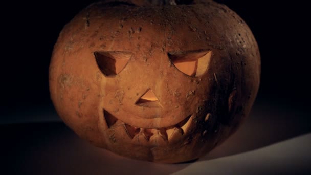 Jack-o-lantaarn in een donkere kamer. Halloween feest concept. — Stockvideo