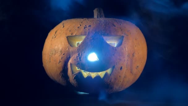 Nebel legt sich um eine leuchtende Laterne. Halloween-Kürbis im Dunkeln. — Stockvideo