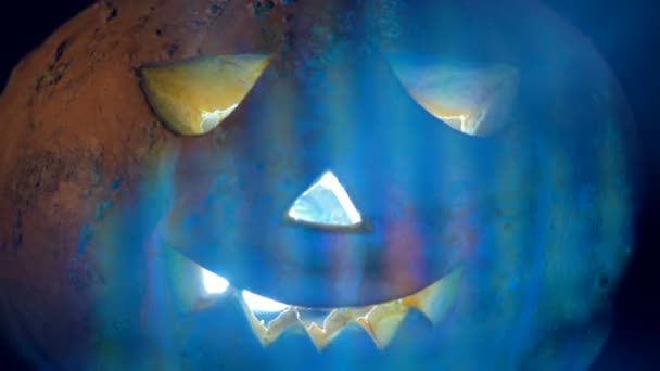 La superficie de una linterna jack-o se destella con luces vívidas. Feliz concepto de calabaza de Halloween . — Vídeo de stock
