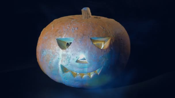 Calabaza de Halloween en la oscuridad. Luces y niebla rizándose alrededor de Jack-o-lantern decorativo — Vídeos de Stock