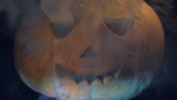 Waves of mist are curling around jack-o-lantern with no light inside. Happy halloween pumpkin concept. — Stock Video