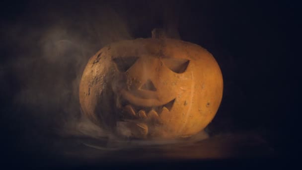 Espeluznante calabaza de halloween tallada. 4K . — Vídeo de stock