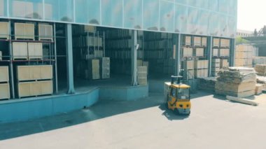 Bir çatal kaldırıcı kutuları ile çalışır.