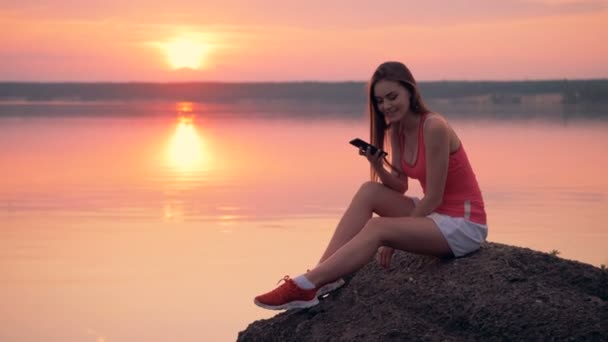 Vrouw in een wolk van muggen kijkt naar haar telefoon. 4k. — Stockvideo