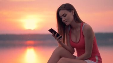 Böcekler, sivrisinek kadın oturma çevresinde göl yakınındaki..