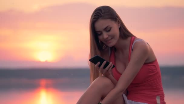 모기의 줄에 앉아있는 그녀의 전화에 여성. 4 k. — 비디오