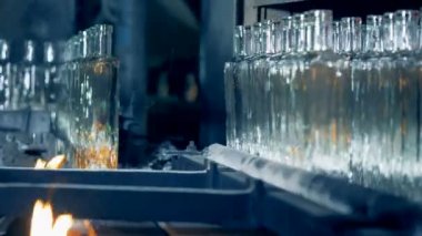 Bir satırda, boş şişeler hareket yakın çekim.