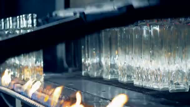 Спеціальне обладнання спалює скляні пляшки вогнем на заводі. 4-кілометровий . — стокове відео