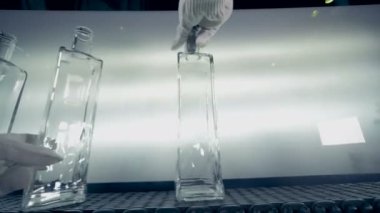 Bir kadın eldiven şişe kalitesi, metal bir aracı kullanarak görünüyor. 4k.