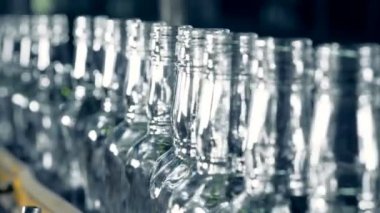 Boş şişeleri gitmek bir montaj hattı üzerinde yakın.